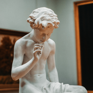 Estatua en pose de pensamiento profundo