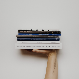 Múltiples libros en una mano