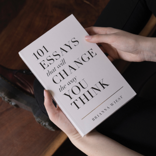 Libro con portada 101 essays that will change the way you think